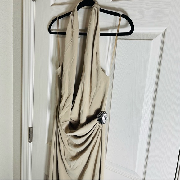Zara beige Halter neck woman’s dress
Shell-shaped metal appliqué size medium - Picture 5 of 12